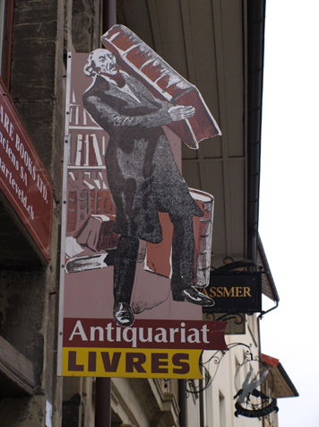 L'entrée de la bouquinerie Book'in à Fribourg