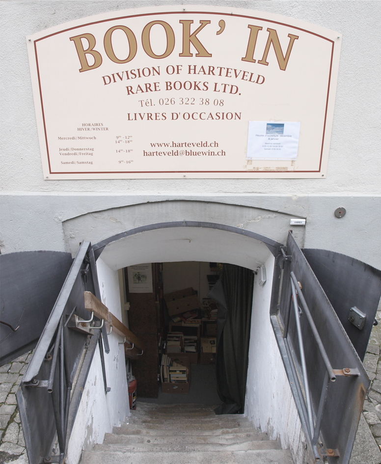 L'entrée de la cave de la bouquinerie Book'in, Fribourg L'entrée de la cave de la bouquinerie Book'in, Fribourg